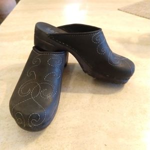 LIKE NEW Cute ❤️Sanita Clogs 35 sz 5 1/2 - 6